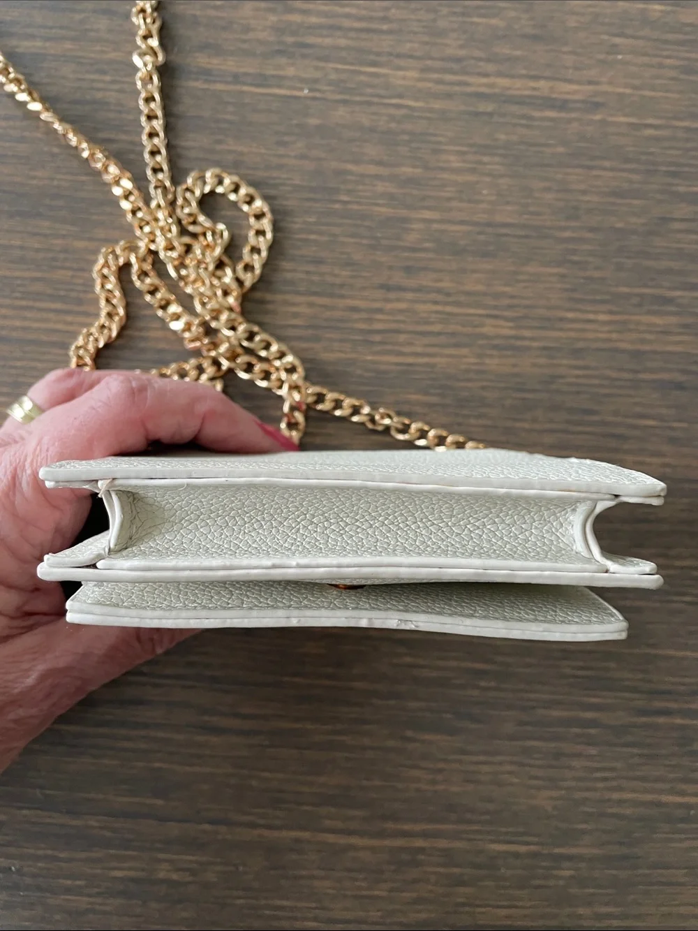 ANNE KLEIN WHITE PEBBLED CROSSBODY WALLET ON A CHAIN with Gold Hardware